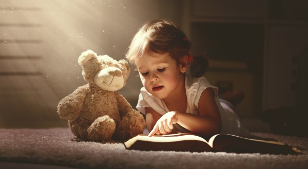 ребенок с книгой